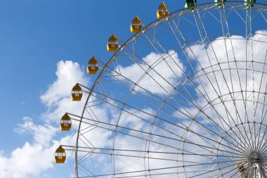 Bulutların arkasında dönme dolap .