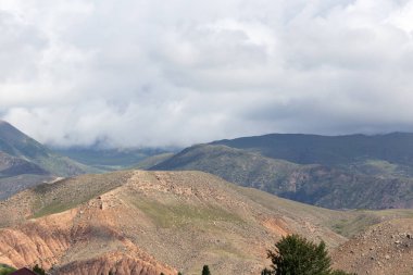 Kırgızistan 'daki güzel dağlar. Doğadaki parkta.