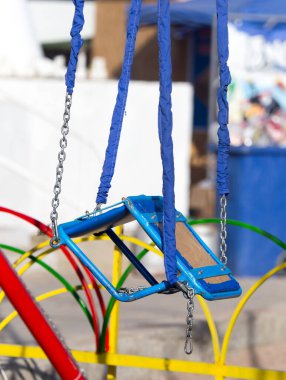 Atlıkarıncaya otur. Doğadaki parkta.