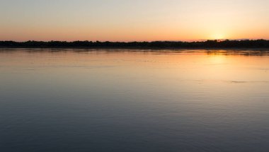 Nehirde güzel bir gün batımı. Doğadaki parkta.