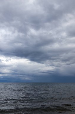 Arka plan olarak denizdeki bulutlu hava .