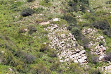 Dağlarda kayalık yamaçlar .