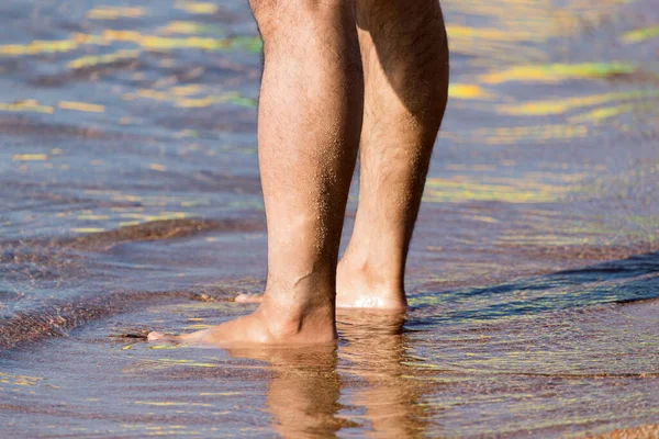 男人的腿在海滩上 在大自然的公园里 — 图库照片