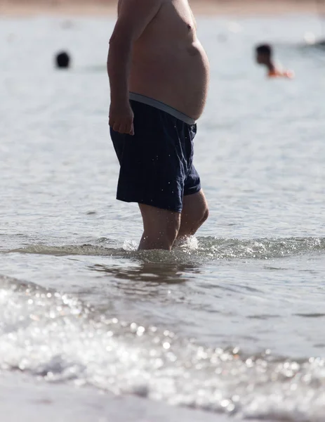 Uomo Bagna Nel Lago Sulla Spiaggia — Foto Stock