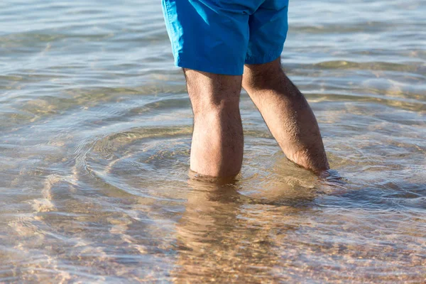 Mannen Benen Het Strand Het Park Natuur — Stockfoto