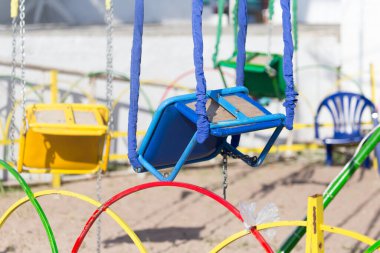 Atlıkarıncaya otur. Doğadaki parkta.