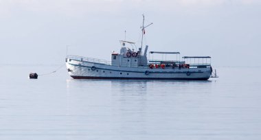 Suyun yüzeyindeki tekne. .