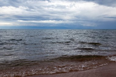 Arka plan olarak denizdeki bulutlu hava .