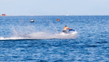 Suyun yüzeyinde jet ski hızında .