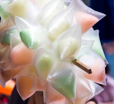 renkli pamuk şeker satıcıları. Doğadaki parkta.