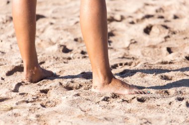 Sahilde kadın bacakları. Doğadaki parkta.