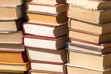 Arkaplan olarak eski kitap yığını .
