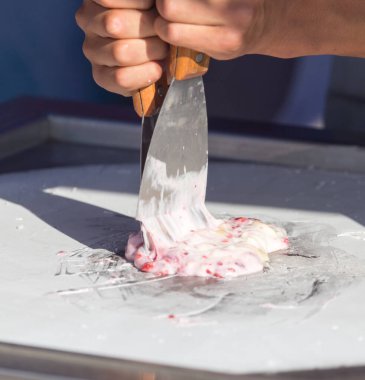 Kızarmış dondurma pişirmek. Doğadaki parkta.