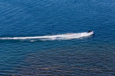 Suyun yüzeyinde jet ski hızında .