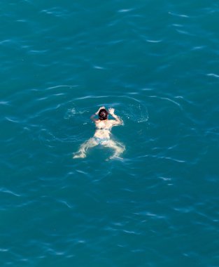 Kız plajda banyo yapıyor. Doğadaki parkta.