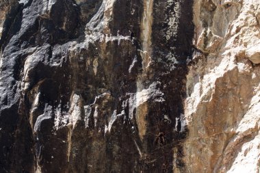 Dağlarda kayalık bir yamaç. Doğadaki parkta.