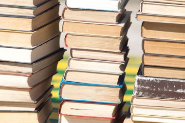 Arkaplan olarak eski kitap yığını .