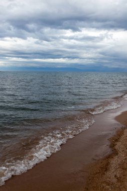 Arka plan olarak denizdeki bulutlu hava .