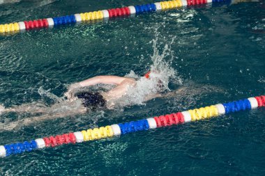 Çocuk havuza spor için giriyor. .