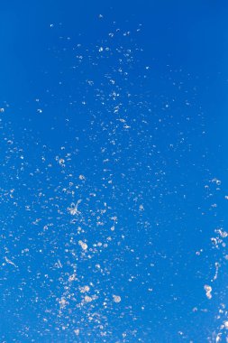 Çeşmeden akan su mavi gökyüzünün arka planında .