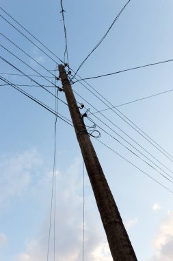 Gece gökyüzünün arka planında elektrik direği .