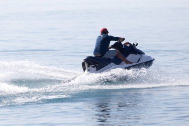 Suyun yüzeyinde jet ski hızında .