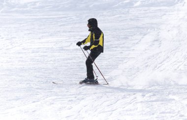 İnsanlar kışın karda kayak yapıyor. .