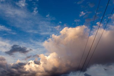 Akşamları bulutlu güzel gökyüzü .