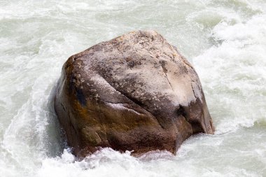 Dağ nehrindeki dalgalı su. Doğadaki parkta.