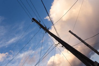 Gece gökyüzünün arka planında elektrik direği .