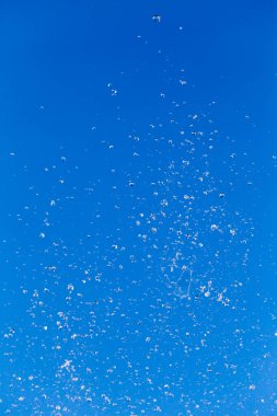 Çeşmeden akan su mavi gökyüzünün arka planında .