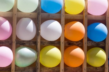 Arkaplan olarak renkli toplar. Doğadaki parkta.