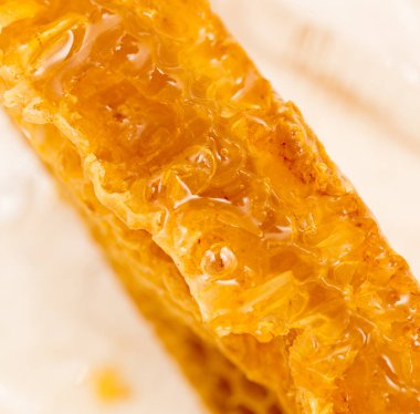 Tarakta taze bal var. Makro. Fotoğraflar stüdyoda.