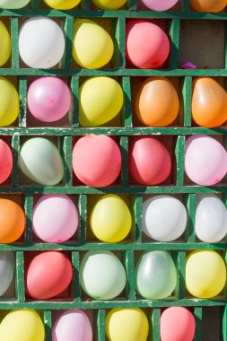 Arkaplan olarak renkli toplar. Soyut bir dokunun fotoğrafı