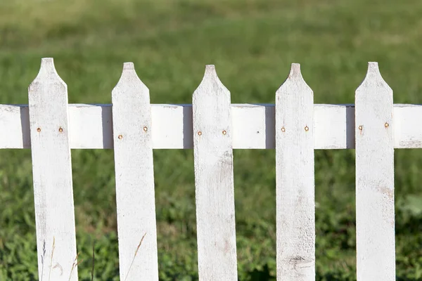 自然の白い木製の柵 自然公園で — ストック写真