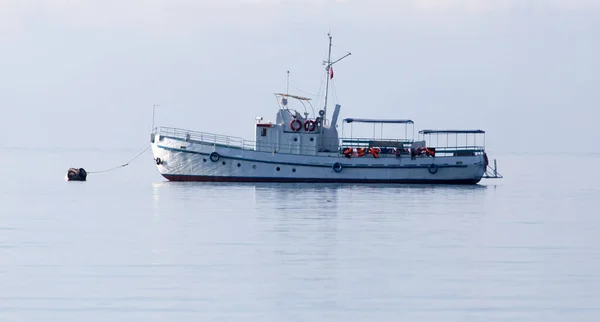 Barca Sulla Superficie Dell Acqua — Foto Stock