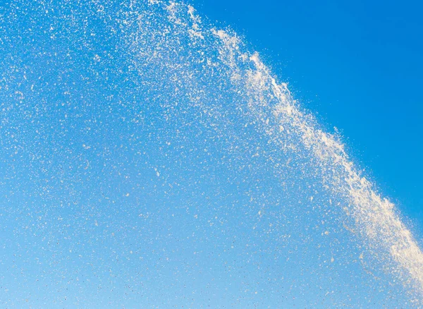 Éclaboussures Eau Fontaine Dans Fond Ciel Bleu — Photo