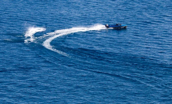 Perahu Motor Atas Air Dengan Kecepatan — Stok Foto