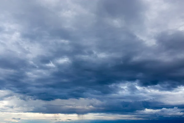Arkaplan Olarak Gökyüzünde Kara Bulutlar — Stok fotoğraf