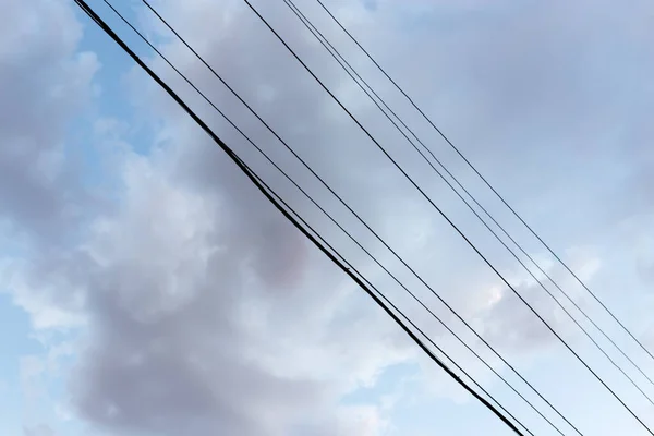 Elektrische Drähte Auf Einem Hintergrund Des Nachthimmels — Stockfoto