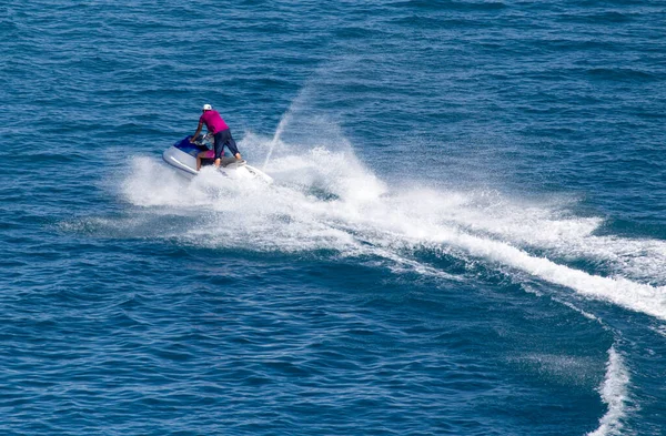 Jetski Het Wateroppervlak Met Een Snelheid Van — Stockfoto