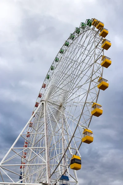 雲を背景に観覧車 — ストック写真