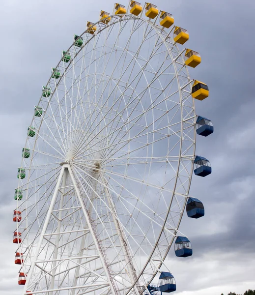 雲を背景に観覧車 — ストック写真