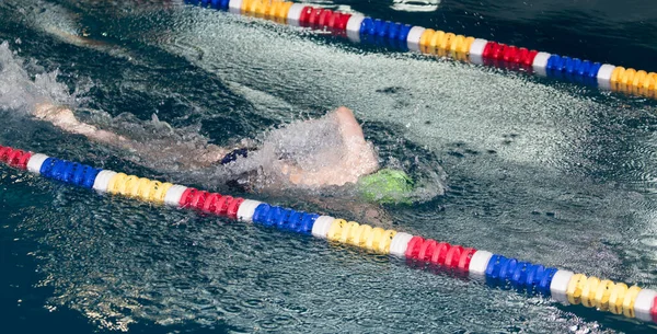 Menino Vai Para Esportes Piscina — Fotografia de Stock