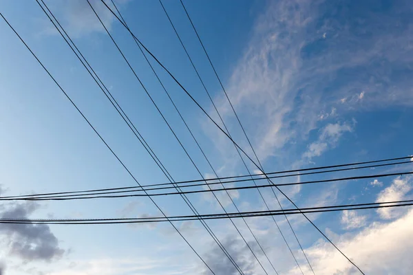 Gece Gökyüzünün Arka Planında Elektrik Kabloları — Stok fotoğraf