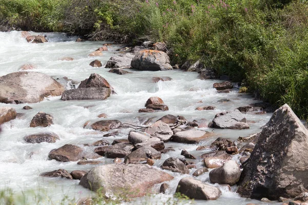 山河中的汹涌水流 在大自然的公园里 — 图库照片