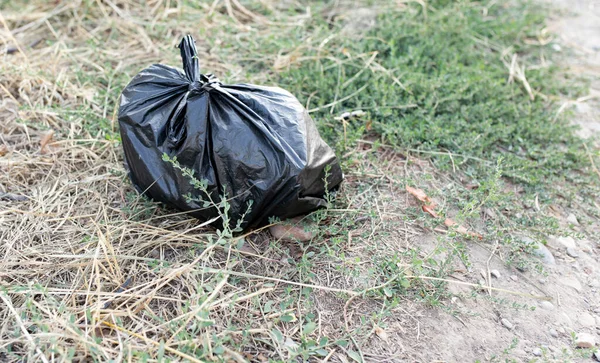 Siyah Çöp Torbası Yere Düştü — Stok fotoğraf