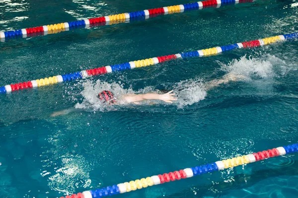 Menino Vai Para Esportes Piscina — Fotografia de Stock