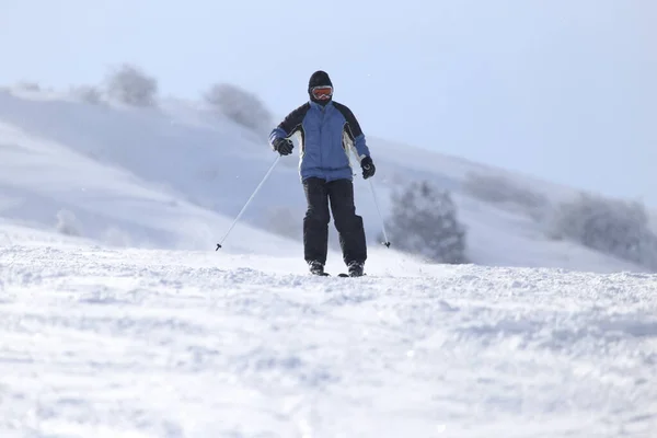 Persone Che Sciano Sulla Neve Inverno — Foto Stock