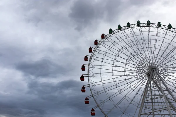 雲を背景に観覧車 — ストック写真